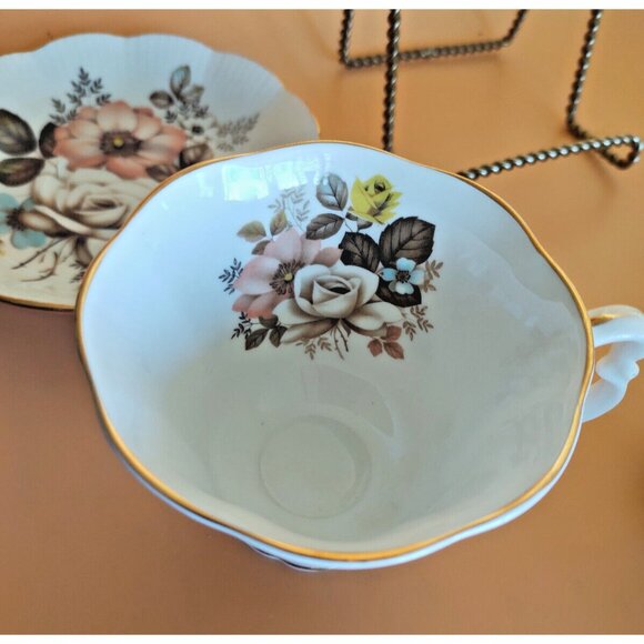 Royal Albert Footed Teacup And Saucer Set Pastel Roses And Nasturtiums - England - Picture 10 of 13
